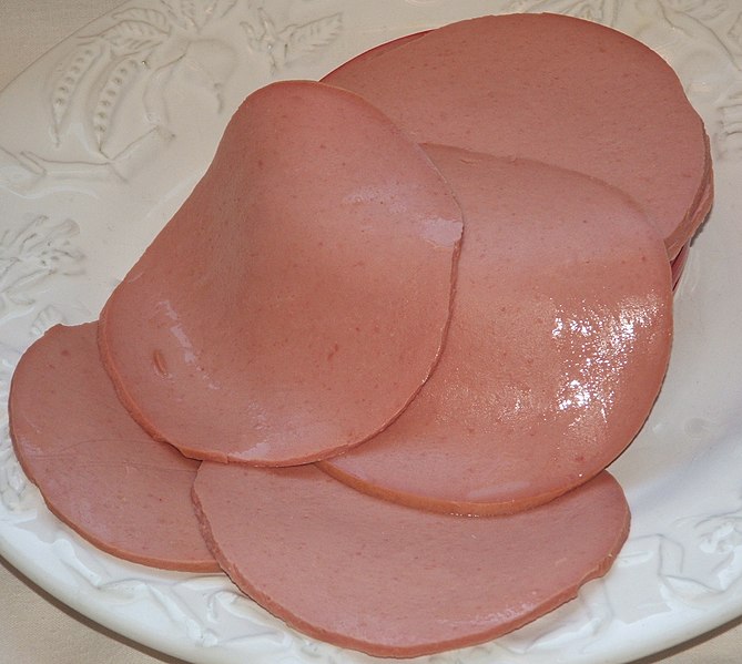 669px-Bologna_lunch_meat_style_sausage.JPG